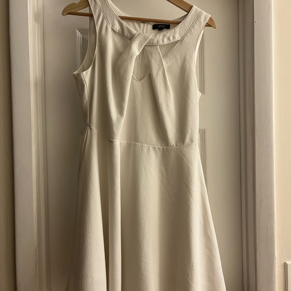 Elegant White Sleeveless Dress